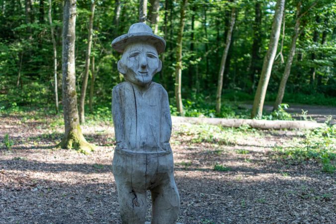 Eine grosse Holz-Figur ziert den Uezwiler Grillplatz.