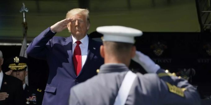 Trump bei der Abschlussfeier der United States Military Academy in West Point United States Military Academy