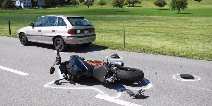 Gossau SG: Auffahrkollision wegen verlorenem Mobiltelefon. Gossau Auffahrkollision Motorrad Mobiltelefon