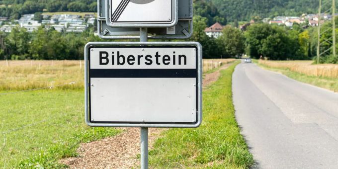 Das Ortsschild von Biberstein. Das Ortsschild von Biberstein.