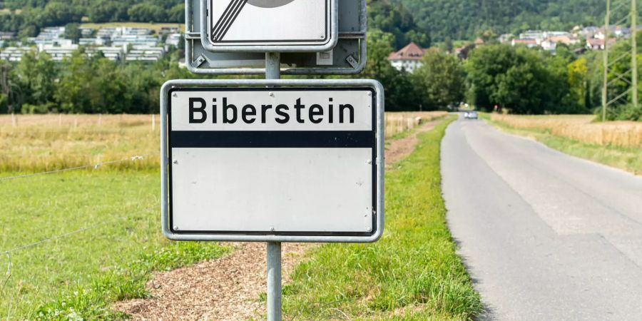 Das Ortsschild von Biberstein.