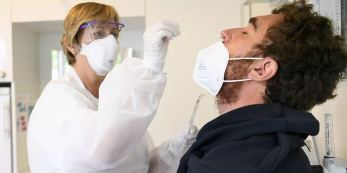 Bei einem Patienten wird ein Abstrich für einen Corona-Test genommen. Coronavirus Kantone Entwicklung Fallzahlen