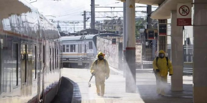 Staatliche Mitarbeiter in Schutzkleidung desinfizieren den Kiewer Bahnhof in Moskau. Foto: Alexander Zemlianichenko Jr/AP/dpa Staatliche Mitarbeiter in Schutzkleidung desinfizieren den Kiewer Bahnhof in Moskau. Foto: Alexander Zemlianichenko Jr/AP/dpa