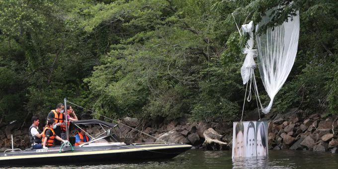 Polizeibeamte fahren mit einem Boot, um einen an einem Baum hängengebliebenen Ballon einzusammeln, an dem Porträts von Kim Jong Un (l-r), Machthaber von Nordkorea, Kim Il Sung, ehemaliger Machthaber von Nordkorea, und Kim Yo Jong, Schwester des nordkoreanischen Machthabers Jong Un, befestigt sind. Spannungen Nordkorea und Südkorea