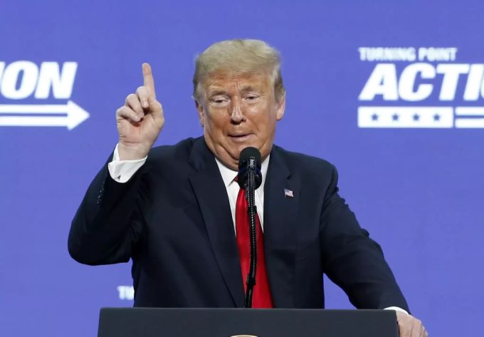 Donald Trump liegt laut einer Umfrage hinter Joe Biden. Trump