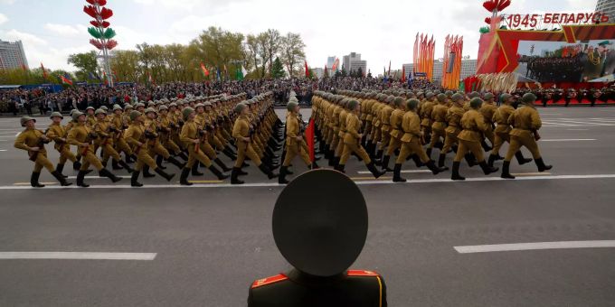 Soldaten in historischen Uniformen marschieren während einer Militärparade zum 75. Tag des Sieges. Trotz Warnungen der WHO hält die Republik Belarus eine Militärparade zum 75. Jahrestag des Sieges der Sowjetunion über Hitlerdeutschland ab. Belarus
