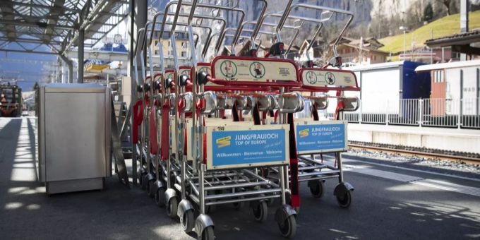 Trolleys stehen beim Bahnhof in Lauterbrunnen, am Sonntag, 15. März 2020. lauterbrunnen be