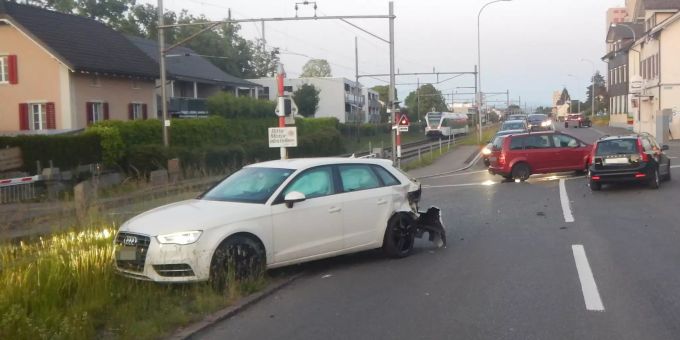 Beim Unfall wurden sechs Personen leicht verletzt.