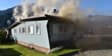 Brand Mobilhaus auf Campingplatz