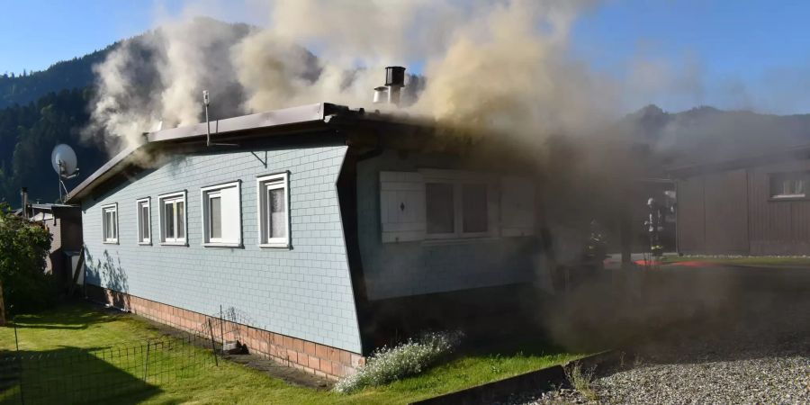 Brand Mobilhaus auf Campingplatz