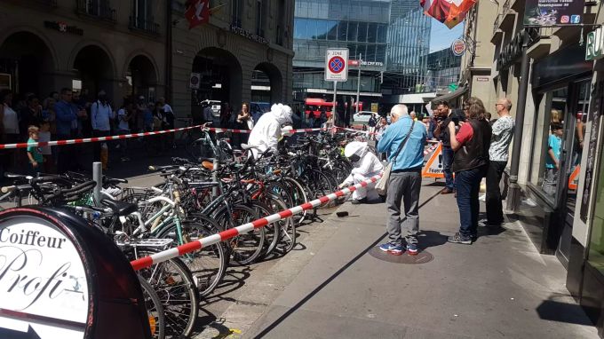 Der Velo-Abstellplatz ist wegen des Einsatzes abgesperrt. Bienennest Ryfflihof