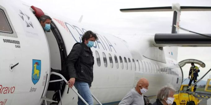 Masken sind eine weitere Massnahme für Flugpassagiere Flugpassagier