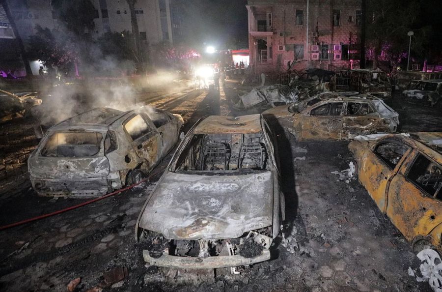 Blick auf die komplett zerstörten Autos vor dem Al-Ahli-Spital in Gaza-Stadt nach dem Raketen-Einschlag vom 17. Oktober.