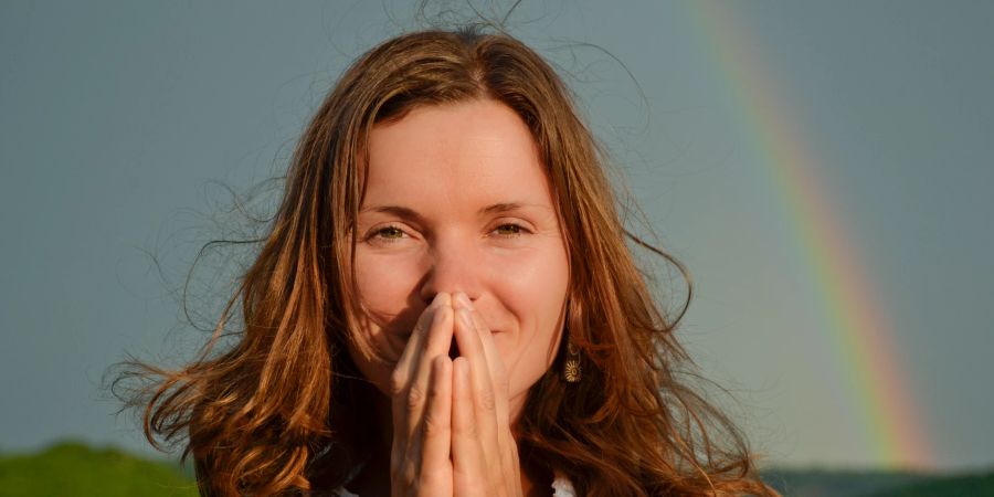 frau glücklich regenbogen