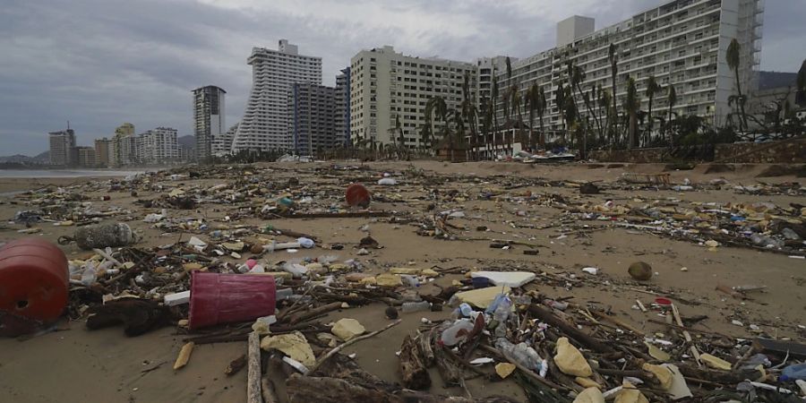 Trümmer liegen am Strand, nachdem Hurrikan Otis über Acapulco, Mexiko, hinweggefegt ist. Foto: Marco Ugarte/AP/dpa