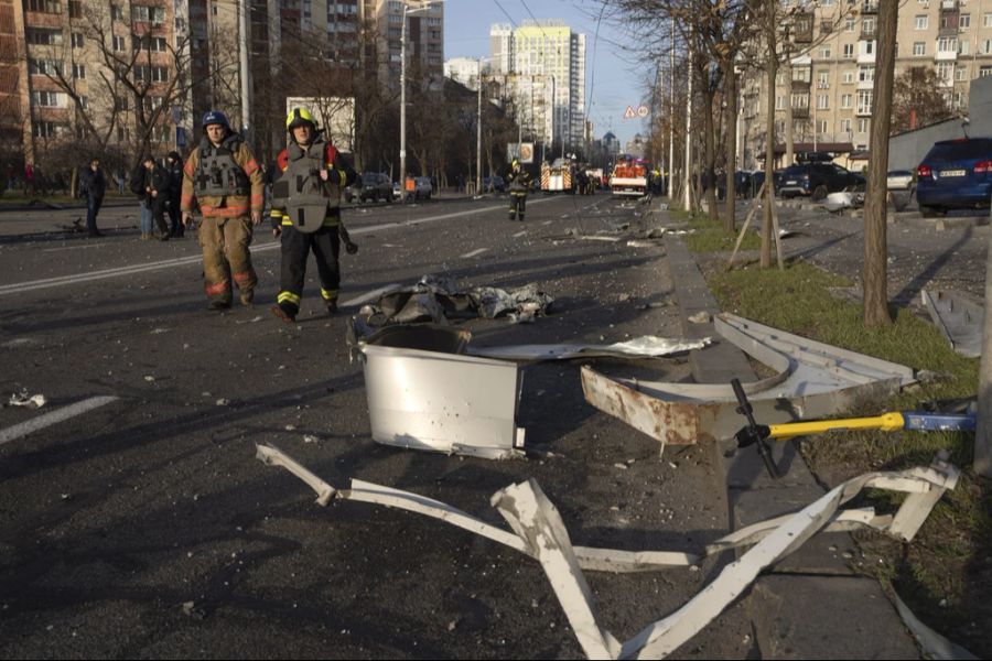 Feuerwehrleute im Einsatz in Kiew.