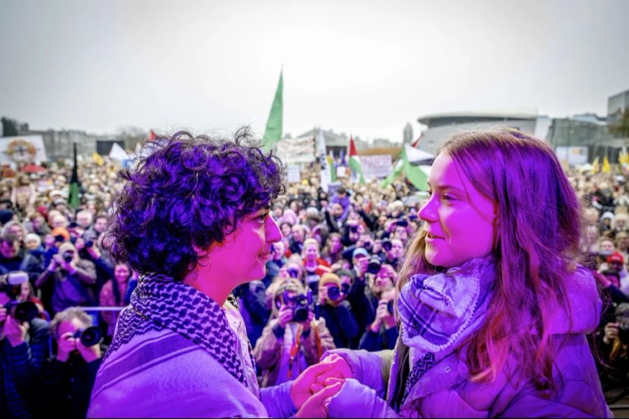 Greta Thunberg zeigte sich auf der Bühne an der Klima-Demo in Amsterdam mit dem schwarz-weissen Palästinensertuch.