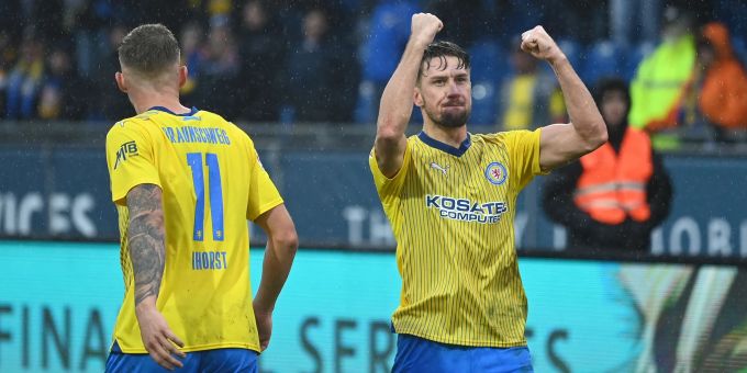 Ermin Bicakcic (r) sicherte Braunschweig in der 2. Bundesliga mit seinem späten Tor die drei Punkte. 2. Bundesliga