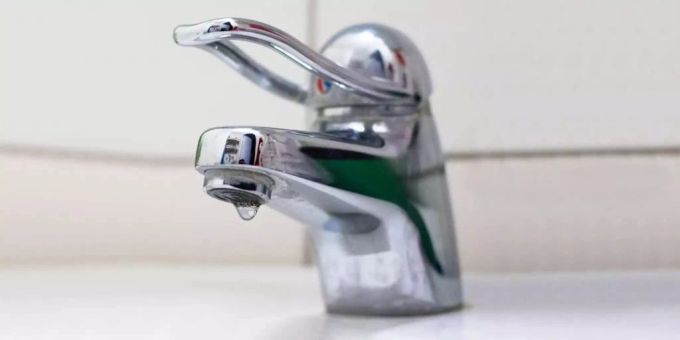 Damit das warme Wasser auch in Zukunft fliesst, braucht es laut suissetec neue Fachkräfte. Wasserhahn