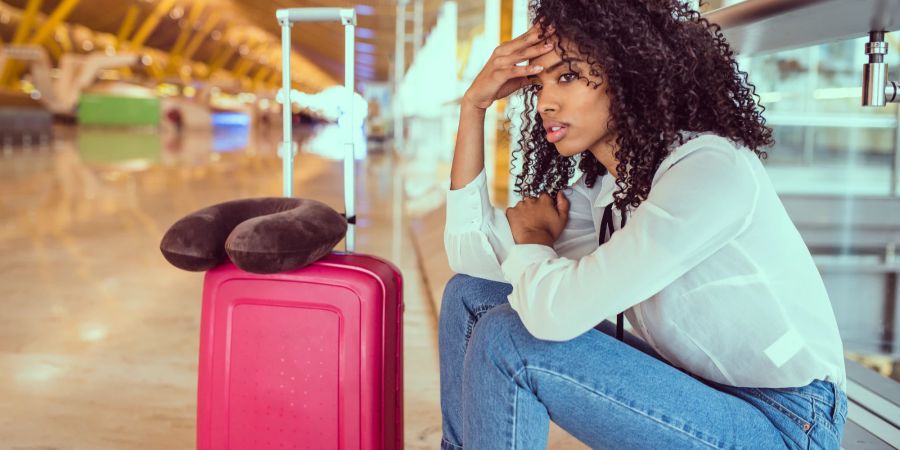 Stockfotografie Schwarze Frau verärgert und frustriert über Flugausfall am Flughafen.