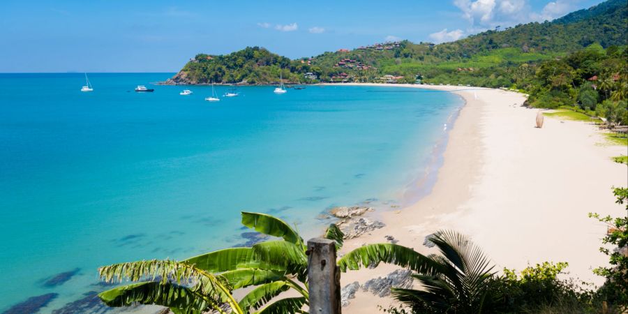 Landschaft der Koh Lanta Kantiang Bucht mit blauem Meer und Palmen.