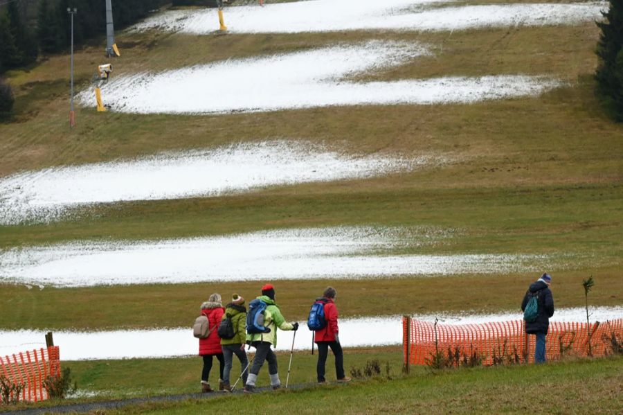 Aufgrund der milden und nassen Nordwest- bis Westlage vor und über Weihnachten schliesst «meteonews» jegliche Möglichkeit von Schneefällen im Flachland aus.