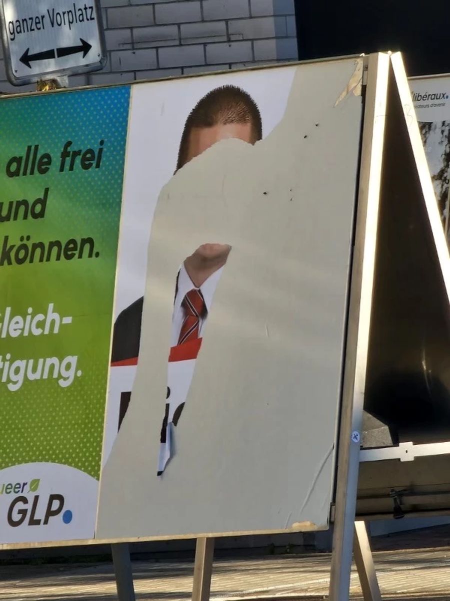 Ein zerrissenes Wahlplakat von Erich Hess – der Berner bestellt im Vorhinein 150 Plakate, anstelle der geforderten 60.