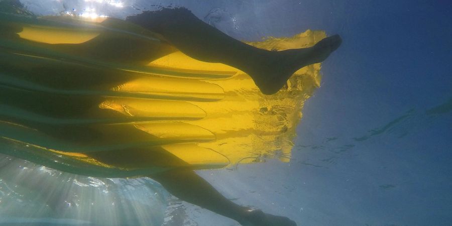 Luftmatratze im Wasser