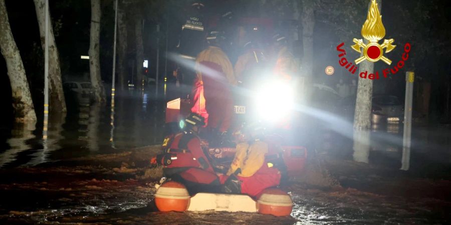 Feuerwehrleute im Schlauchboot in Lamporecchio in der Toskana.