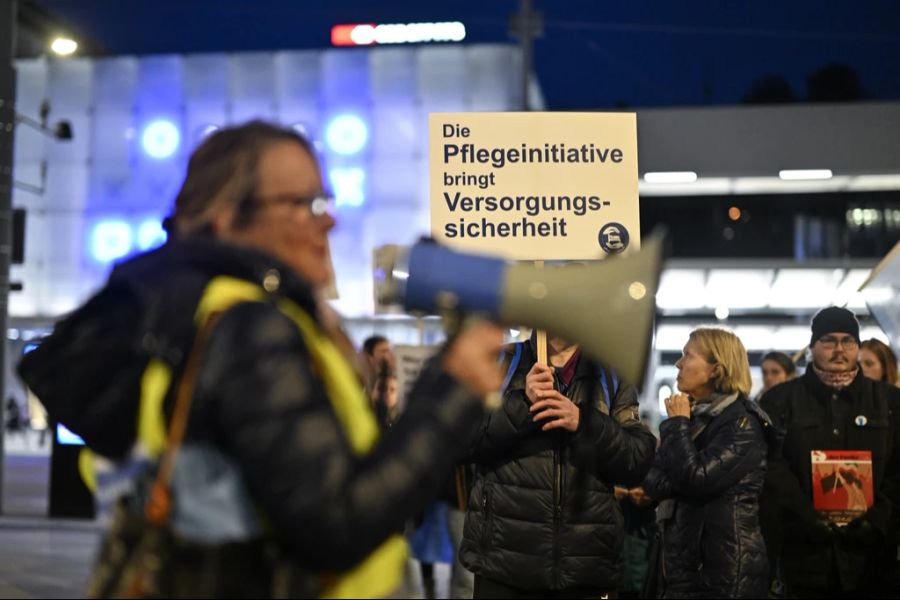 Der Basler Pflegeverband sagt dazu: Zum Teil habe das grenznahe Deutschland punkto Arbeitsbedingungen und Lohn mehr vorwärts gemacht als die Schweiz, auch ohne Pflegeinitiative.