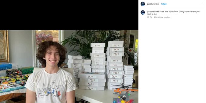 Charlie steht grinsend vor einer Beige neuen Lego-Sets. Diese werden jetzt dann gleich verschickt! charlie