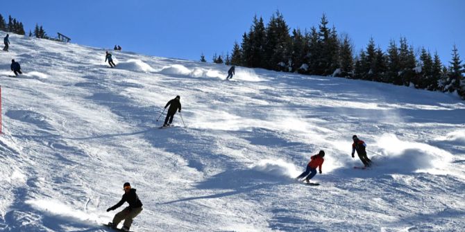 skifahren blauer himmel wetter