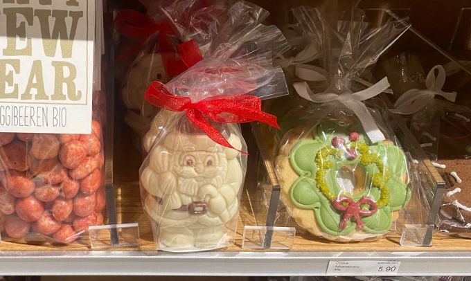 Der weisse Samichlaus (Mitte) ist so teuer, weil er bio ist und in der Schweiz hergestellt wird, begründet Loeb. Weihnachten