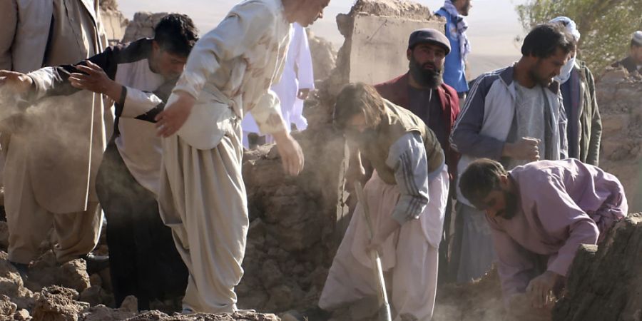 dpatopbilder - Nach mehreren starken Erdbeben in Afghanistan sind nach Einschätzung der Regierung rund 2000 Menschen ums Leben gekommen. Foto: Omid Haqjoo/AP/dpa