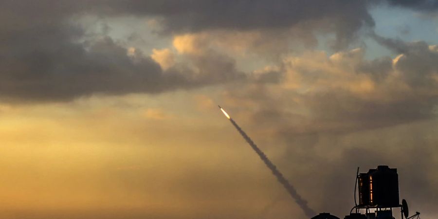 Raketen werden von militanten Palästinensern in Gaza auf Israel abgefeuert. Die islamistische Hamas hat einen grossangelegten Überraschungsangriff auf Israel gestartet. Foto: Mahmoud Issa/Quds Net News via ZUMA Press/dpa