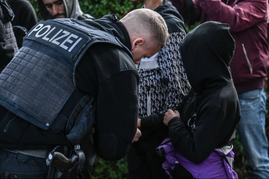 Die Bundesregierung will der Schleuserkriminalität ein Ende setzen. Grenzkontrollen wurden nun verstärkt.