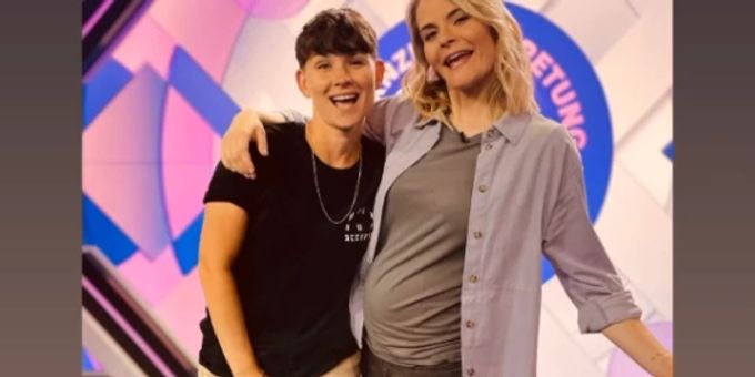 Wieder schwanger - Hier zeigt Hazel Brugger stolz ihren Baby-Bauch