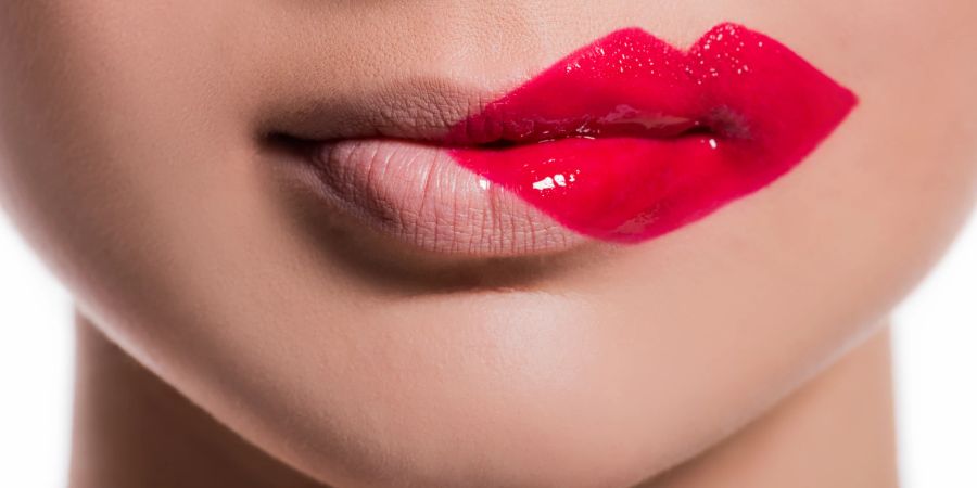 versetzt aufgetragener lippenstift