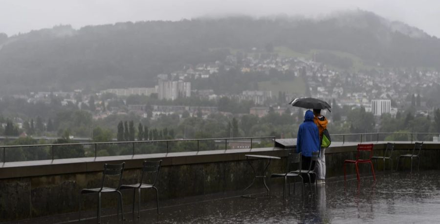 Der Sonntag bringt anschliessend neuen Niederschlag aus südwestlicher Richtung.