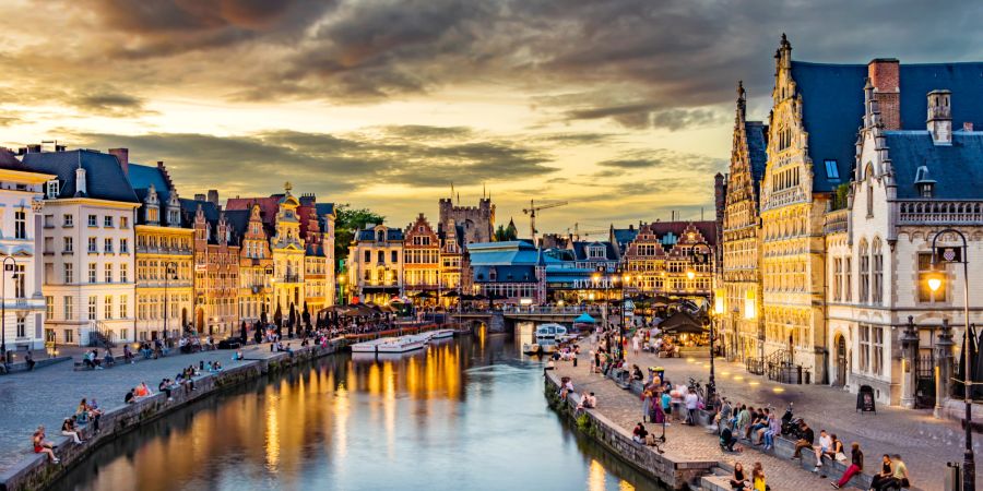 Gent in Belgien im Sonnenuntergang am Fluss.