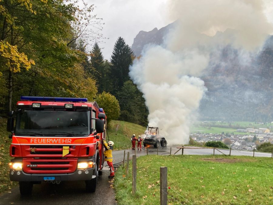 Feuerwehr löscht Fahrzeug