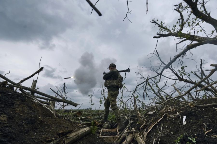 Wenn aber russische Soldaten mit härteren Drogen wie «Salz» oder Methamphetamin erwischt werden, werden sie in Sturm-Bataillons geschickt. Die Überlebenschance ist in diesen gering. Im Bild: Ein ukrainischer Soldat.