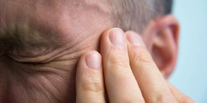 Wiederholte Kopfschmerzen können erste Anzeichen von einem Schlaganfall sein. Jede Minute zählt: Plötzliche Sehstörungen, Schwindel oder starke Kopfschmerzen können Anzeichen für einen Schlaganfall sein. Wenn diese Symptome auftreten, sollte sofort die Notrufnummer 112 gewählt werden.