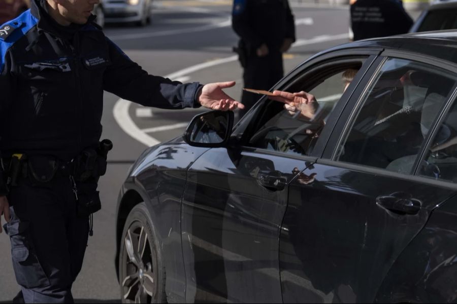 Aus der Politik werden Rufe nach stärkeren Kontrollen an den südlichen Grenzen der Schweiz laut.