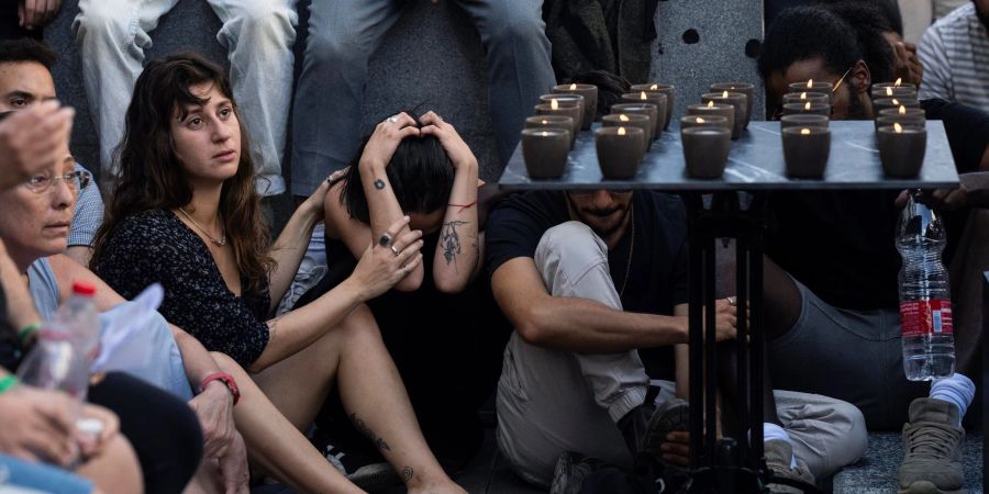 Trauernde nehmen an der Beerdigung eines von Hamas-Terroristen getöteten Israeli teil.