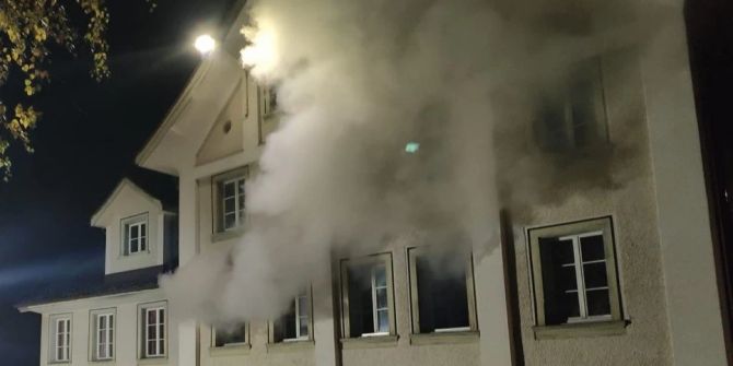 Brand eines Mehrfamilienhauses