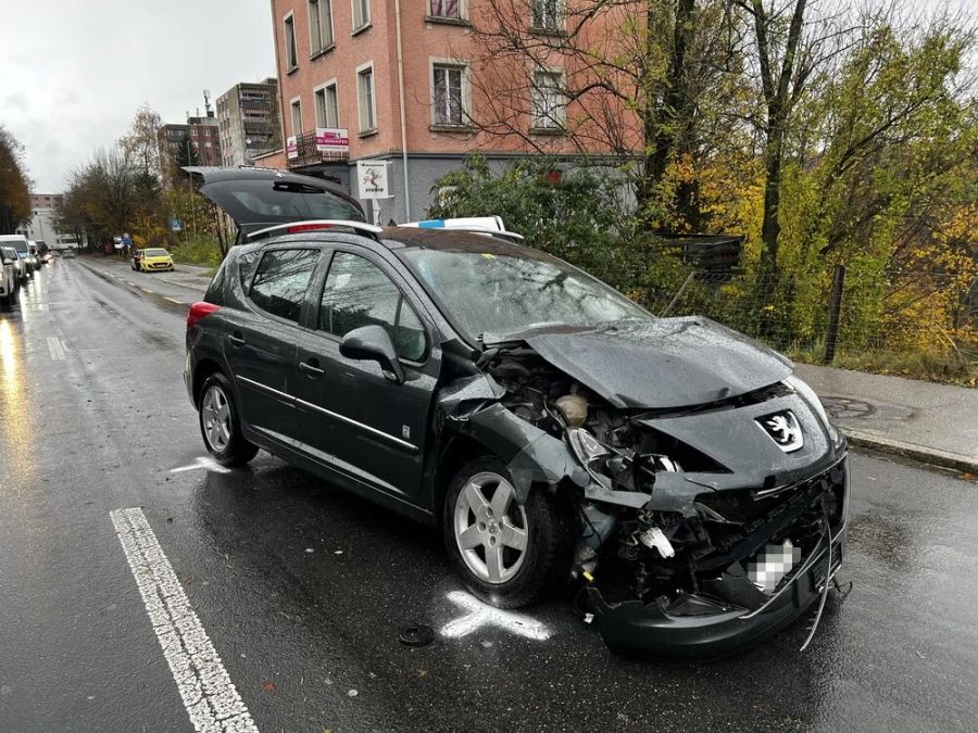 An den beiden Fahrzeugen entstand ein Totalschaden.