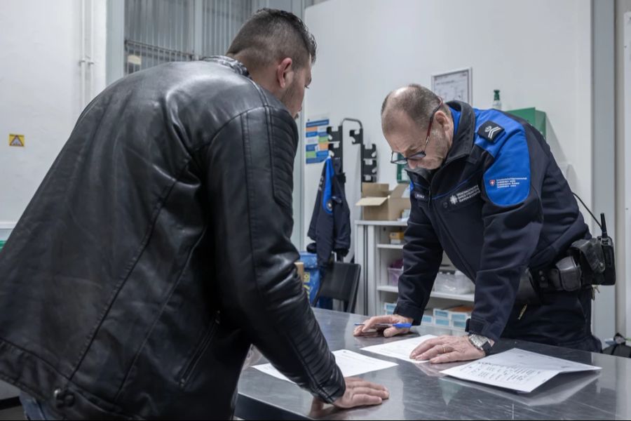 Das gilt gerade, wenn illegale Migranten zwischen 20.00 Uhr und 08.00 Uhr vom Grenzwachtkorps gefasst werden. (Symbolbild)