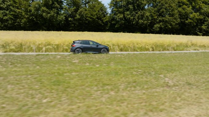 Nach WLTP-Norm kommt der Cupra Born 548 Kilometern weit, in der Realität sind es etwa 380-400 Kilometern. Cupra Born