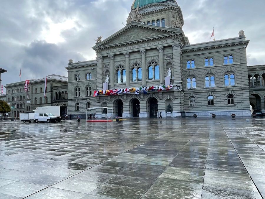 Das Bundeshaus ist geschmückt mit den Wappen der Kantone, am Morgen des Staatsbesuchs von Frankreichs Präsidenten Emmanuel Macron, 15. November 2023.